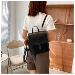 Dettaglio dello zaino minimalista in pelle nera che mostra la vestibilità su un modello