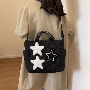 Gesteppte schwarze Canvas-Einkaufstasche mit Stern-Patches und verstellbarem Gurt
