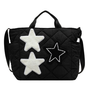 Schwarze gesteppte Canvas-Einkaufstasche mit Stern-Patches und verstellbarem Gurt