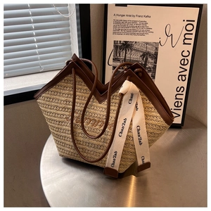 Détail du sac cabas en paille avec broderie Summer et anses en cuir marron