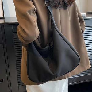 Sac hobo noir minimaliste pour femme avec une grande capacité idéal pour le trajet quotidien