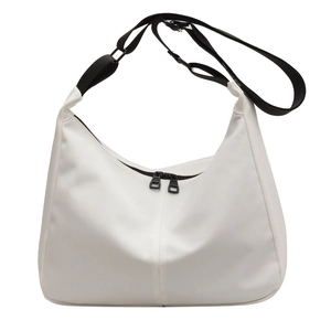 Sac bandoulière demi-lune blanc en toile minimaliste avec fermetures éclair noires