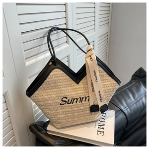 Détail du sac cabas en paille avec bordure en cuir noir, broderie Summer et foulard en soie