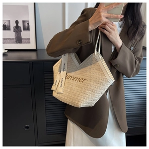 Gros plan d'un sac cabas en paille avec broderie Summer et sangle en ruban chic