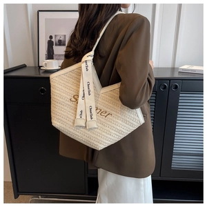 Détail du sac fourre-tout en paille crème avec broderie Summer et ruban en tissu griffé