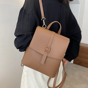 Zaino minimalista in pelle marrone vintage da donna con patta rettangolare e fibbia decorativa