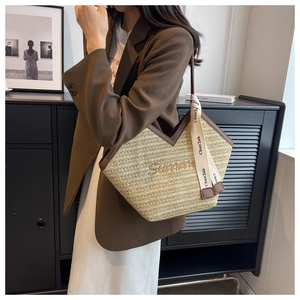 Détail d'un sac cabas en paille tressée avec broderie Summer et ruban chic