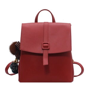 Zaino da donna minimalista rosso scuro in ecopelle con ciondolo decorativo di tendenza