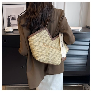 Détail du sac cabas en paille avec broderie Summer et bordure en cuir marron