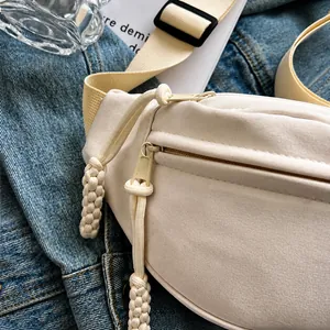 Detail eines glatten Reißverschlusses mit Kordel und verstellbarem Gurt an Segeltuchtasche