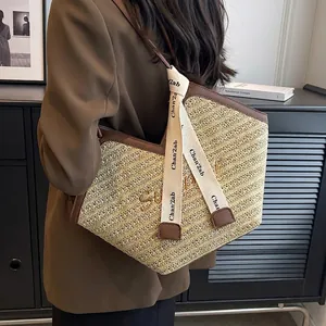Sac Fourre-tout en Paille Tissé de Grande Capacité pour Femmes Broderie de Lettres Sac à Bandoulière Avec Écharpe en Satin et Garniture en Similicuir PU