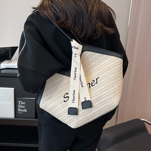 Grand sac cabas en paille pour femme avec bordure en cuir noir et broderie d'été