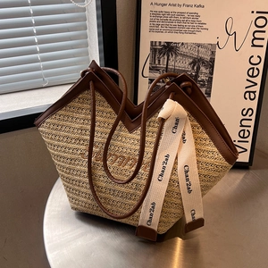 Sac fourre-tout d'été en paille tressée avec bordure en cuir et ruban décoratif