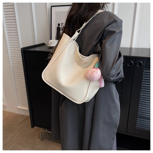 Off-white large capacity tote bag featuring a peach plush charm for daily commuting