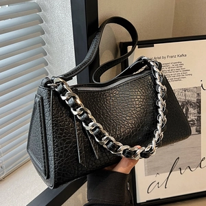 Bolso bandolera negro con grabado de cocodrilo, cadena plateada y correa larga de cuero