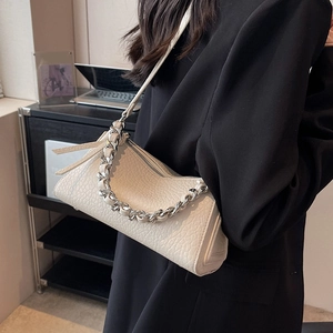 Bolso de hombro de cuero texturizado blanco crema con cadena plateada y cremallera