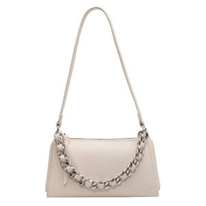 Bolso tipo almohada chic de cuero beige texturizado con cadena plateada de moda