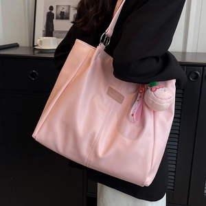 Grande borsa tote rosa minimalista da donna con ciondolo a fragola e anelli in metallo