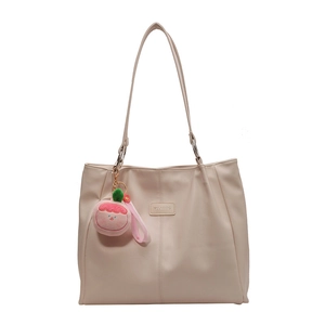 Borsa tote beige minimalista in morbida pelle con ciondolo a forma di pesca di peluche