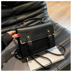 Detalle de mochila retro de cuero PU negro con hebillas doradas y asa de mano