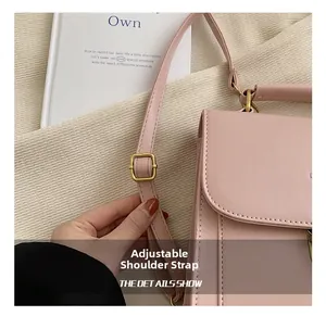 Makroaufnahme des verstellbaren rosa Leder-Schultergurts mit goldener Schnalle