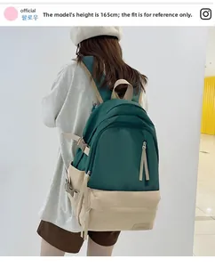 Sac à dos en nylon vert et beige à bretelles réglables porté par un mannequin de 165 cm