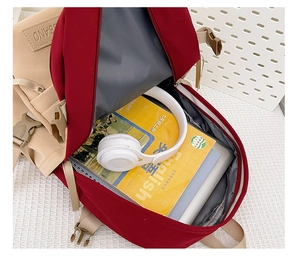 Vue intérieure du grand sac à dos beige et rouge avec compartiment pour ordinateur
