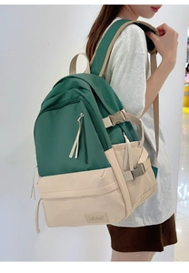Vue latérale du mannequin portant un sac à dos en nylon bicolore vert et beige