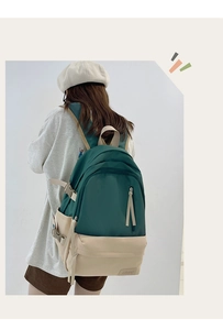 Détail d'un grand sac à dos patchwork avec boucles latérales et étiquette LIBANO