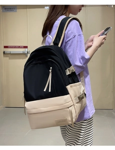 Vue détaillée du sac à dos bicolore en nylon à grande capacité avec boucles réglables