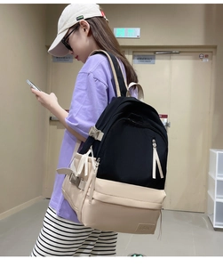 Vue latérale du grand sac à dos bicolore avec sangles réglables sur le mannequin