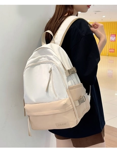 Détail d'un sac à dos en toile beige avec boucle latérale et logo LIBANO distinct