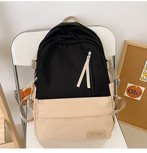Détail du sac à dos bicolore avec boucles latérales réglables et écusson LIBANO