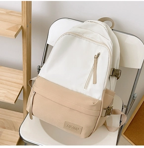 Détail du sac à dos bicolore avec logo LIBANO et sangle de réglage latérale à boucle