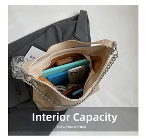 Capacità interna della borsa a secchiello beige con spazio per telefoni e tablet