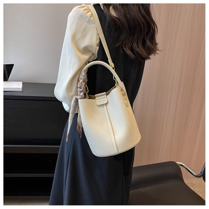 Secchiello in pelle beige martellata con foulard di seta a cuori sul manico