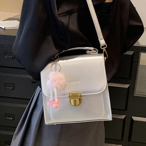 Silberner Mini-Rucksack aus PU-Leder mit goldenem Schloss und rosa Plüsch-Anhänger