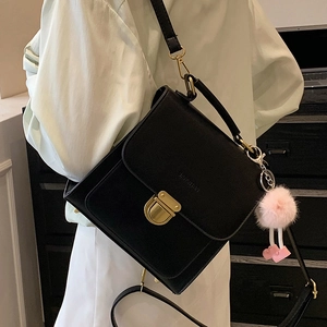 Klassischer schwarzer Damen-Mini-Rucksack aus PU-Leder mit goldener Schnalle und rosa Pompon