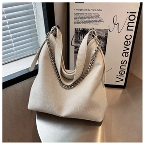 Dettaglio della pelle litchi bianca con catena d'argento su borsa hobo capiente