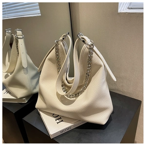 Dettaglio della borsa hobo in pelle a grana bianco sporco con catena in metallo argento
