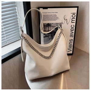 Dettaglio borsa hobo bianco off-white con trama litchi, catena argento e tracolla in pelle
