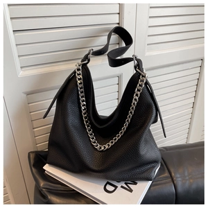 Dettaglio borsa hobo in pelle a grana con catena argentata spessa e tracolla larga