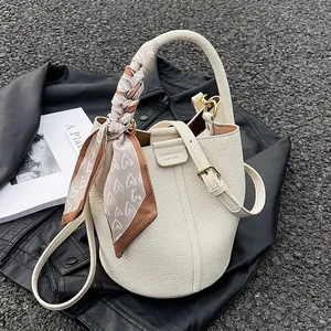 Borsa a Secchiello da Donna in Pelle PU Grana Litchi Con Decorazione Sciarpa a Cuore Borsa a Mano a Tracolla