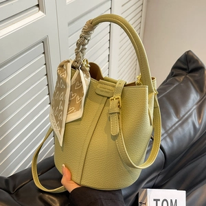 Borsa a secchiello in pelle verde chiaro con manico in seta e tracolla