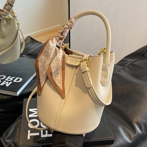 Elegante borsa a secchiello in pelle beige con foulard in seta a cuori e finiture dorate
