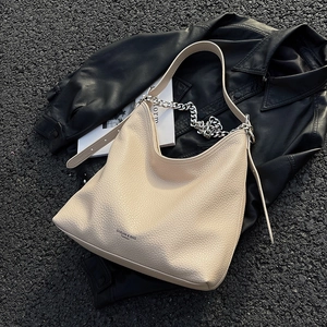Grande borsa hobo beige chic con catena d'argento e trama in pelle martellata fine
