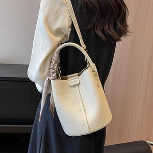 Borsa a secchiello in pelle crema con manico, foulard decorativo e tracolla rimovibile