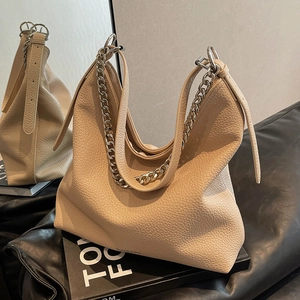 Grande borsa hobo beige con catena d'argento e pregiata pelle con grana di litchi