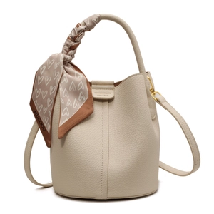 Secchiello chic in pelle beige con foulard di seta a cuori e tracolla regolabile