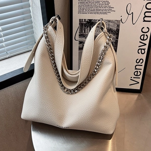 Borsa hobo beige minimalista con grande catena d'argento e pelle con grana litchi